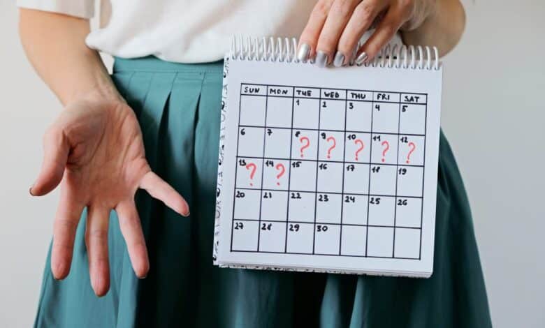 elinde takvim tutan kadın