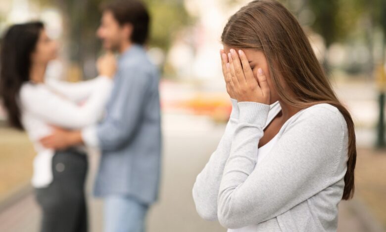 aldatıldığını gören ve yüzünü kapatan kadın