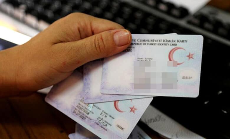 tc kimlik tutan el