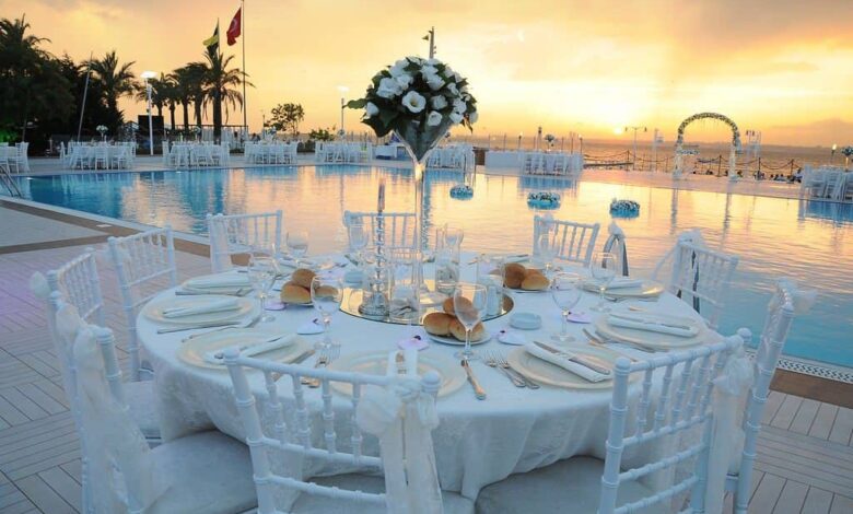 gün batımında yapılan düğün için misafir masası