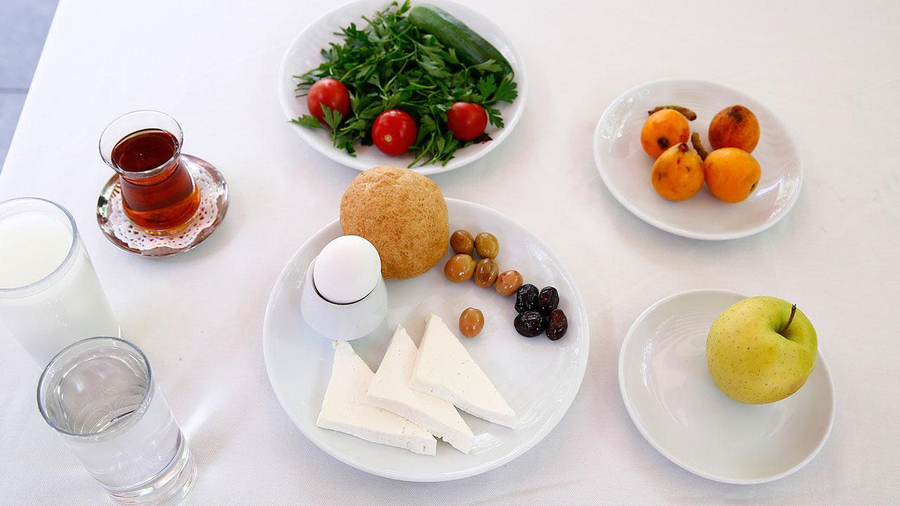 Sahurda Ne Yemeliyiz? İşte Sağlıklı Bir Ramazan İçin Öneriler… 1 çay, süt, yumurta, peynir, domates, elma, zeytin olan kahvaltılıklar
