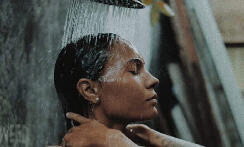 duş alan gözleri kapalı kadın