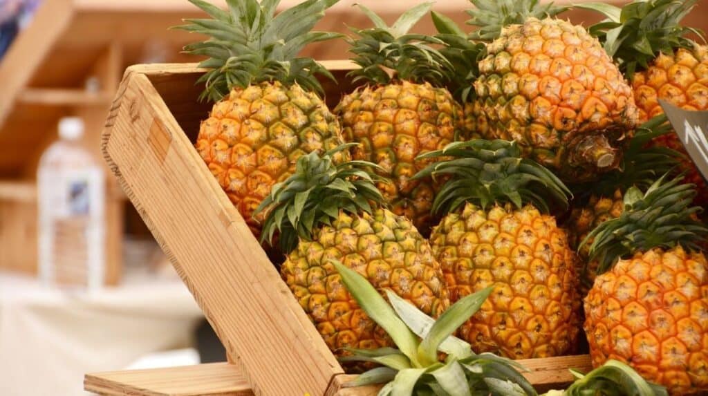 tezgahtaki ananaslar