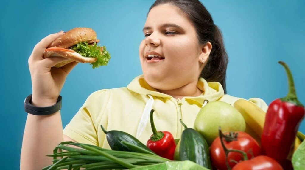 beslenme düzeni: yemek yiyen kadın