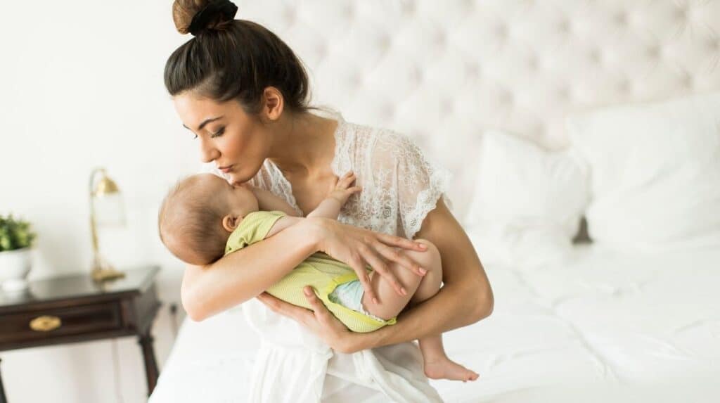 tüp bebek: bebeğini öpen kadın