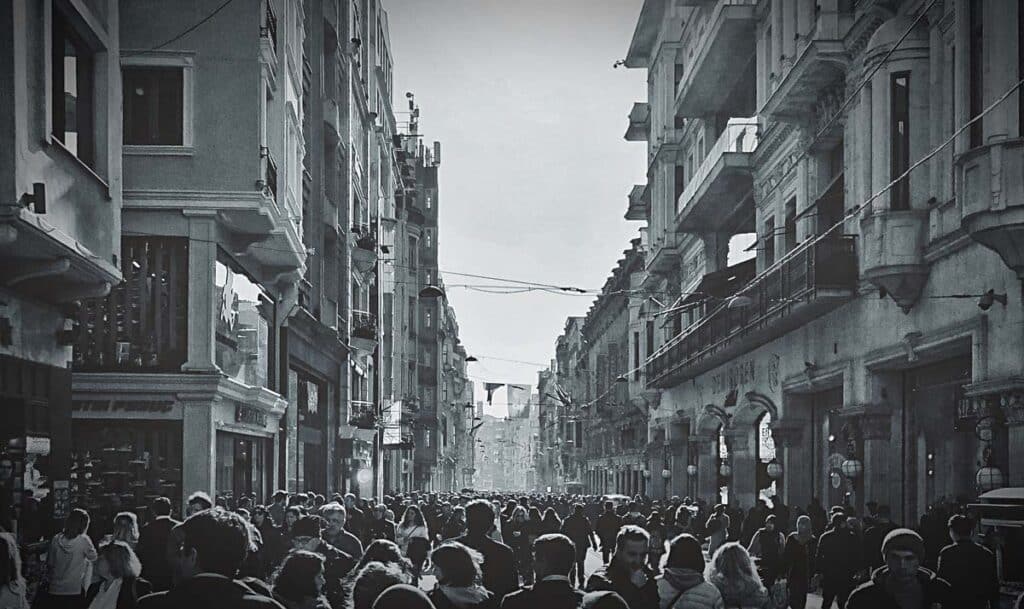 istanbuldan kalabalık sokak görüntüsü
