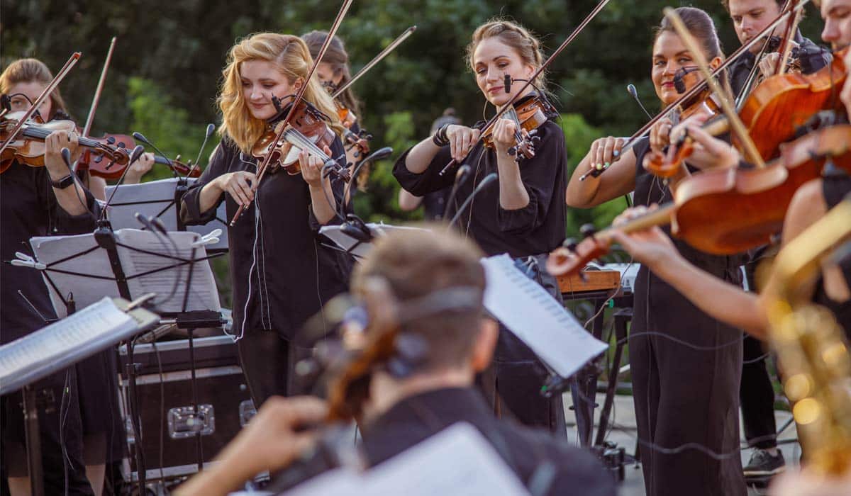 Keman çalan kadınlar ve orkestra