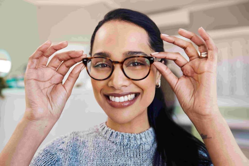 gözlüklerini göstererek gülen kadın