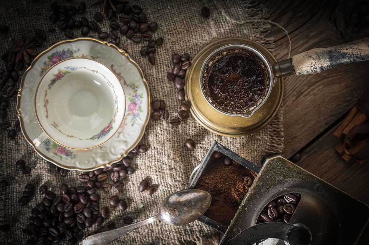 içinde türk kahvesi bulunan cezve ve kahve fincanı