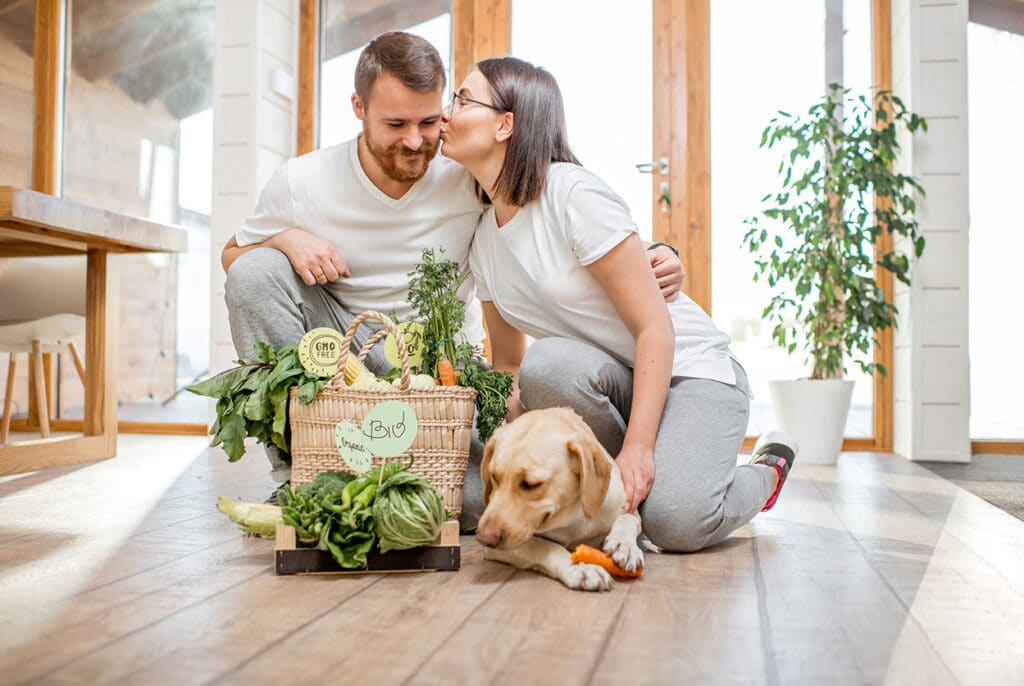 vegan ailenin sebzeler ve köpekleriyle pozu