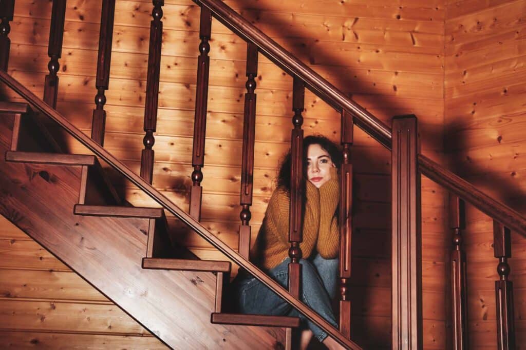 merdivenlerde otura mutsuz kadın