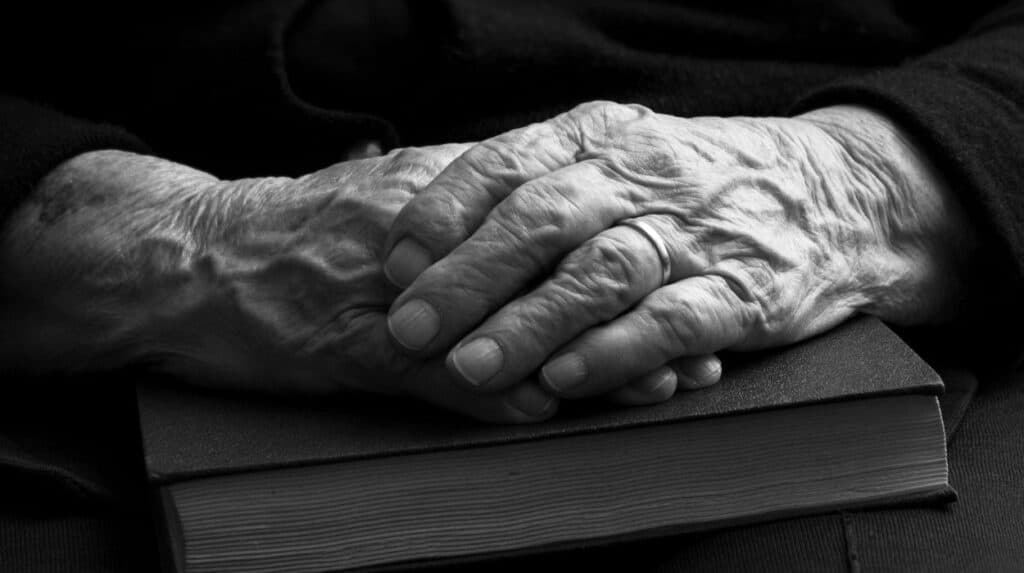 uyku: yaşlı adam elleri