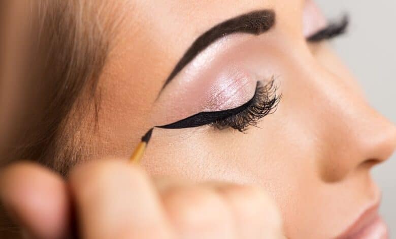 Daha Kolay Eyeliner Çekmek için Deneyebileceğiniz 10 Yöntem