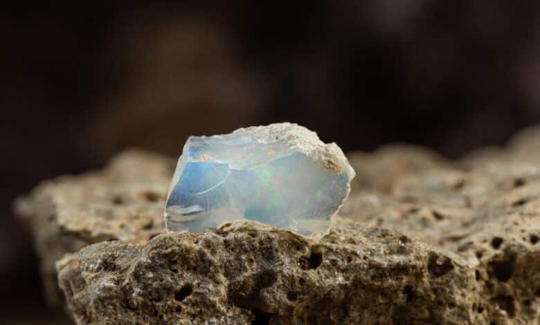 Opal Taşı: Doğanın Işıltılı Hediyesi ve Şifalı Enerjileri