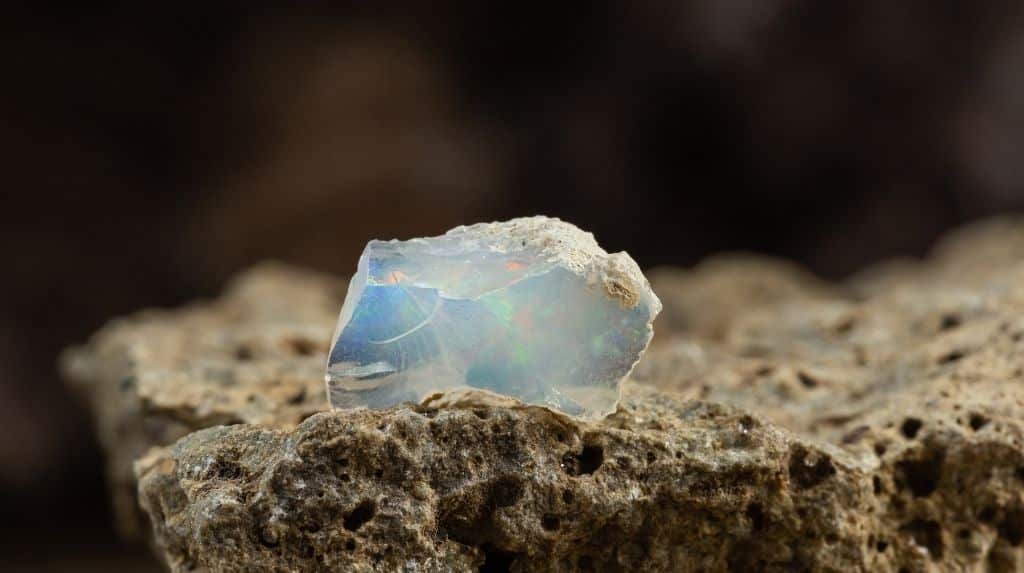 Opal Taşı: Doğanın Işıltılı Hediyesi ve Şifalı Enerjileri